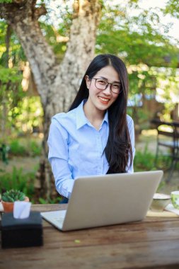 dizüstü bilgisayar ve kahve bahçede genç kadın portresi