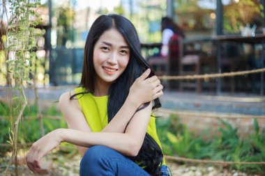 Bahçe içinde güzel Asyalı kadın portresi