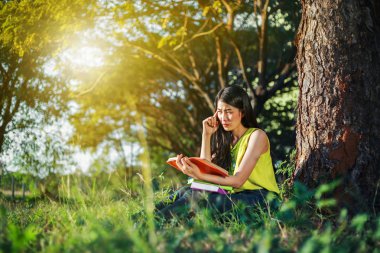 parkta bir kitap okurken stres durumda kadın