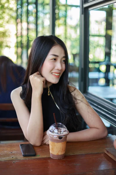 Žena s ledem čokoláda v kavárně — Stock fotografie