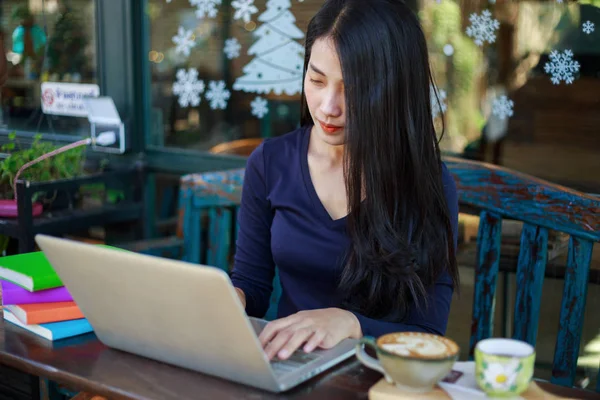 Femme travaillant avec ordinateur portable dans le café — Photo