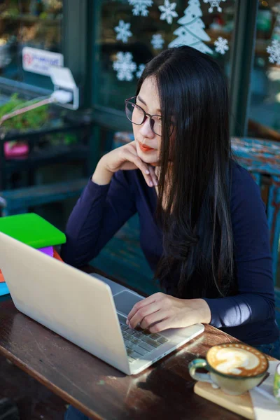 Vrouw die werkt met de laptop in het café — Stockfoto