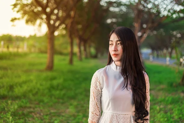 Portret van mooie vrouw in park — Stockfoto