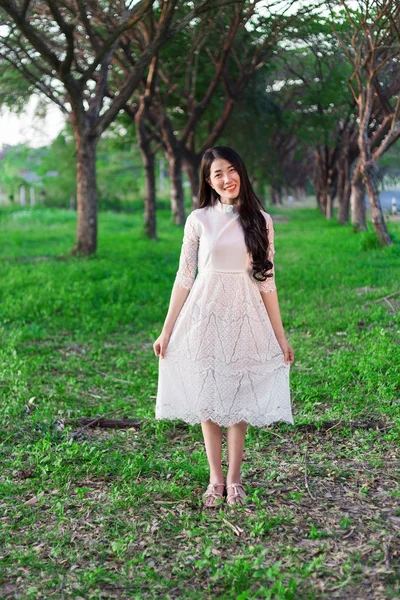 Portrait of beautiful woman in park — Stock Photo, Image