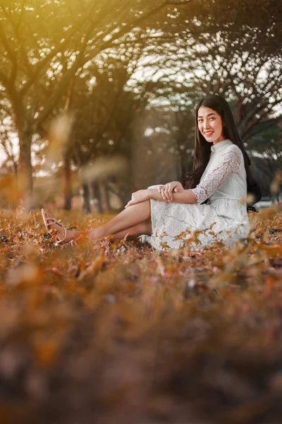 Portret van mooie vrouw in park — Stockfoto