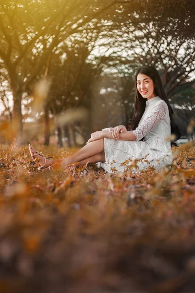 Porträt einer schönen Frau im Park — Stockfoto