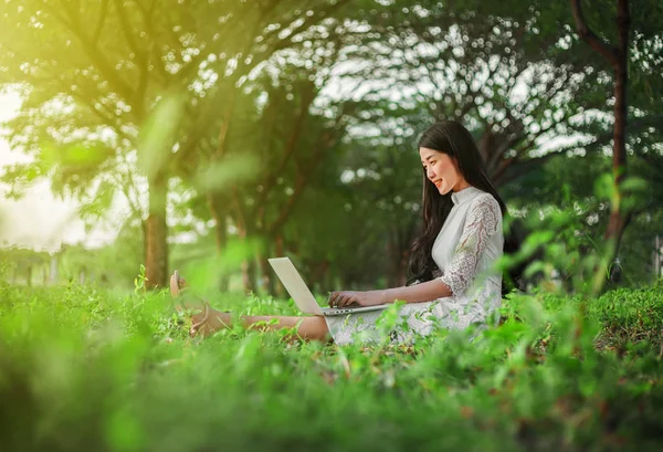 Használ a laptop, a park, a gyönyörű nő — Stock Fotó