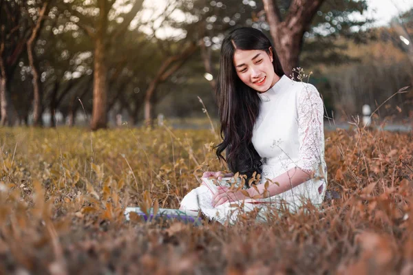 Mujer leyendo un libro en el parque — Foto de Stock