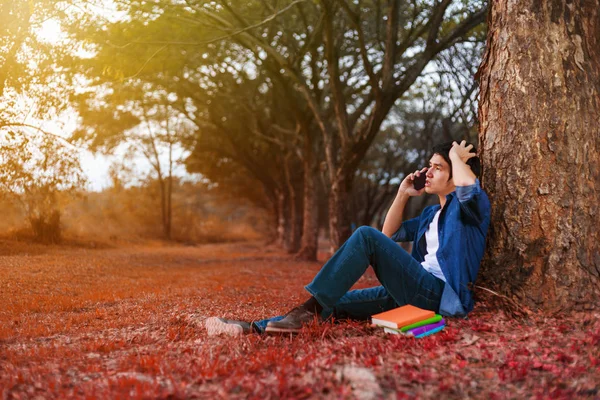 Ung man i stressituation när man pratar i mobiltelefon i pa — Stockfoto