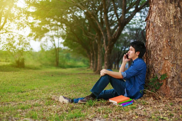 Man talar i mobiltelefon i park — Stockfoto