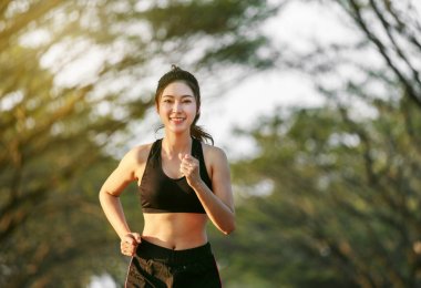 parkta çalışan kadın fitness