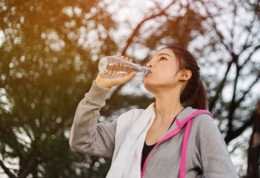 Genç sportif kadın içme suyu Park