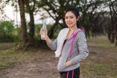 şişe su parkı olan sportif kadın