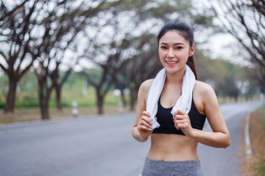 Beyaz havlu egzersiz spor sonrası istirahat olan sportif kadın 