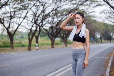 Başabaş açık havada egzersiz spor egzersizleri sonra yorgun sportif kadın