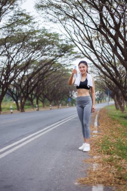 şişe su parkı olan sportif kadın