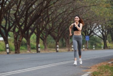 fitness kadın parkta çalıştıran