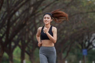 fitness kadın parkta çalıştıran