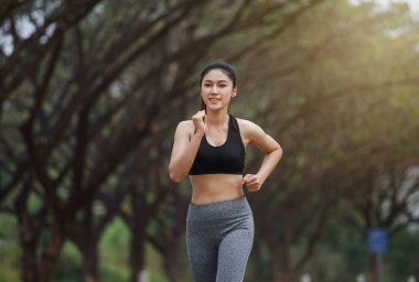 fitness kadın parkta çalıştıran