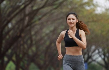 fitness kadın parkta çalıştıran