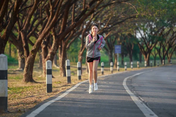 Fitness femme courir dans le parc — Photo