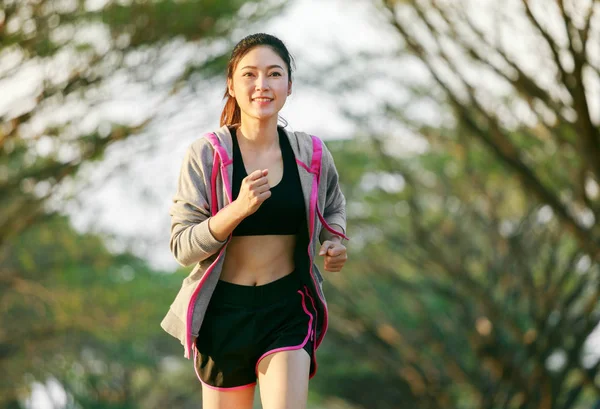 Γυναίκα καταλληλότητας, τρέξιμο στο πάρκο — Φωτογραφία Αρχείου