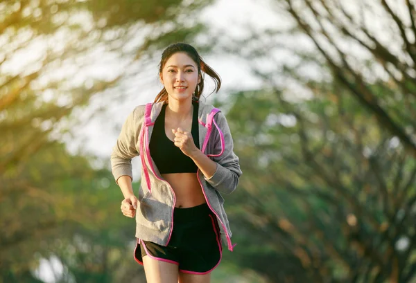 Mulher fitness correndo no parque — Fotografia de Stock