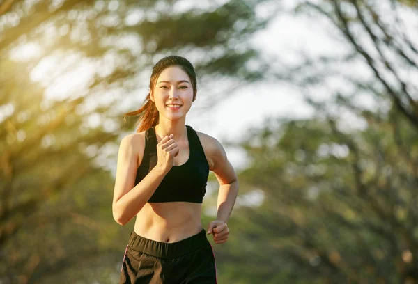 Fitness femme courir dans le parc — Photo