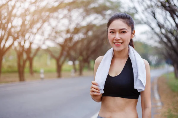 Joven mujer deportiva con toalla blanca descansando después del deporte de entrenamiento —  Fotos de Stock