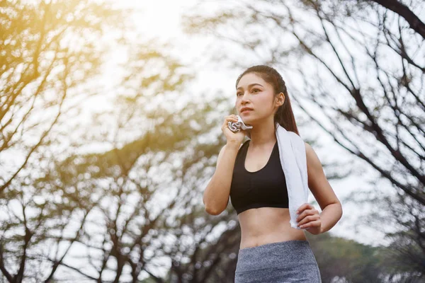 젊은 스포티 한 여자 휴식 하 고 후미 그녀의 땀을 수건으로 닦아 — 스톡 사진