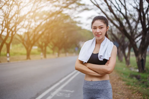 腕を組んで公園でスポーティな女性 — ストック写真