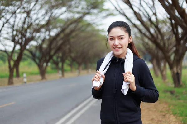 Jeune femme sportive avec serviette blanche se reposant après le sport d'entraînement — Photo