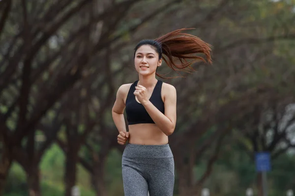 Фитнес-женщина бегает в парке — стоковое фото