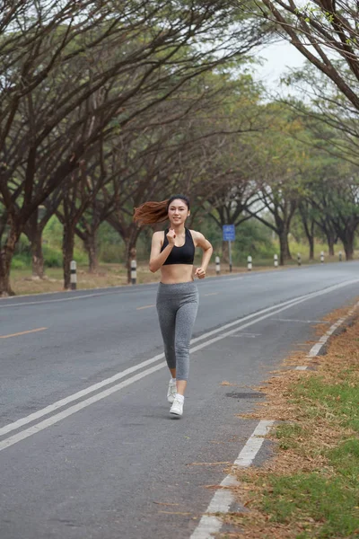 Femme de remise en forme courant dans le parc — Photo