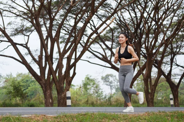 Femme de remise en forme courant dans le parc — Photo