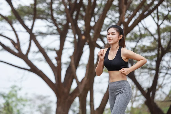 公園で走っているフィットネス女性 — ストック写真