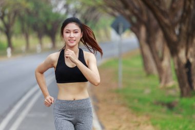 fitness kadın parkta çalıştıran