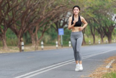 fitness kadın parkta çalıştıran