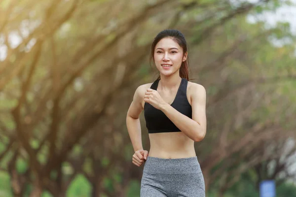 Γυμναστήριο γυναίκα που τρέχει στο πάρκο — Φωτογραφία Αρχείου