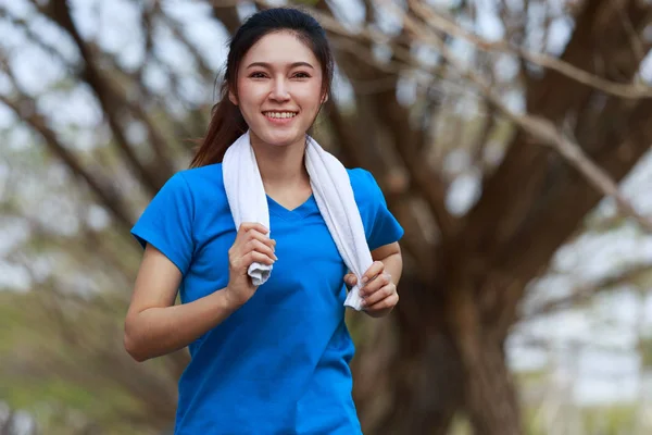 Belle femme de fitness en cours d'exécution dans le parc — Photo