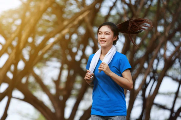 Belle femme de fitness en cours d'exécution dans le parc — Photo