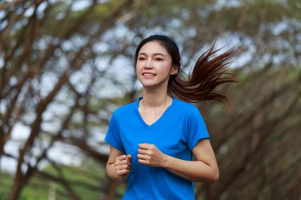 Belle femme de fitness en cours d'exécution dans le parc — Photo