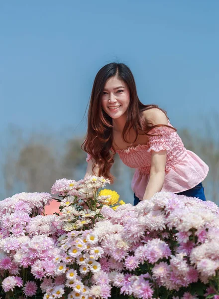 Schöne Frau im Chrysanthemen-Glower-Garten — Stockfoto