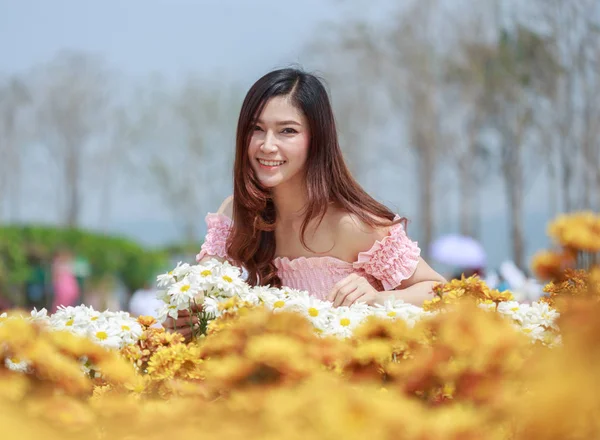 Красивая женщина в хризантема светящийся сад — стоковое фото