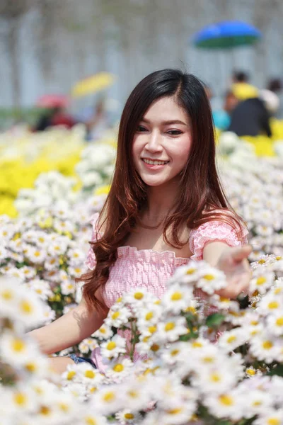 Belle femme dans le jardin glower chrysanthème — Photo