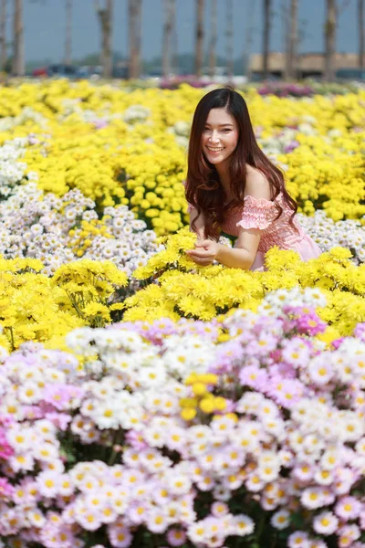 Bella donna in crisantemo giardino bagliore — Foto Stock