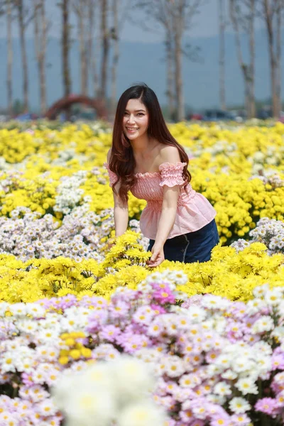 Bella donna in crisantemo giardino bagliore — Foto Stock