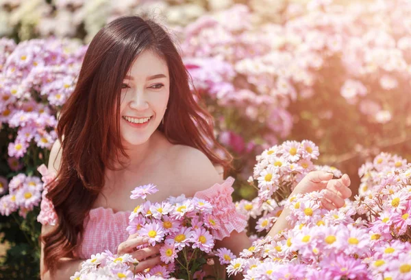 Hermosa mujer en el jardín brillante crisantemo —  Fotos de Stock