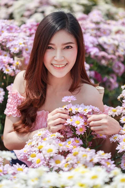 Hermosa mujer en el jardín brillante crisantemo —  Fotos de Stock