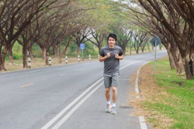 parkta koşan fitness adam